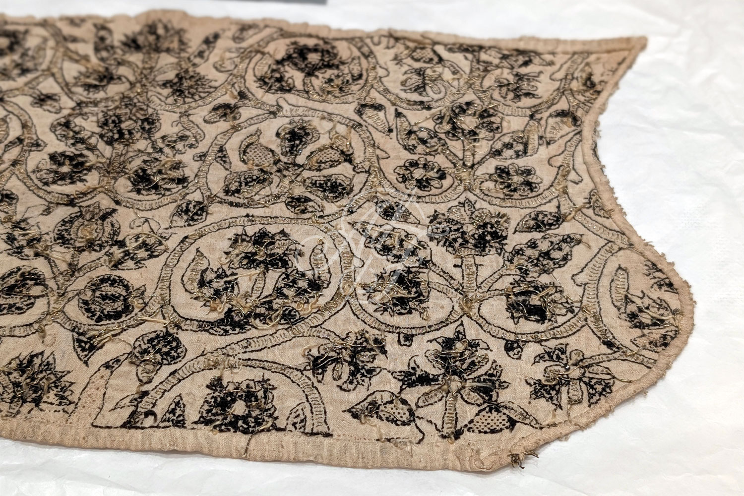 Back of an extant late Tudor coif with blackwork embroidery and gold threads on linen